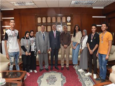 رئيس جامعة الأقصر يكرم الطلاب الفائزين في مهرجان التميز الرياضي