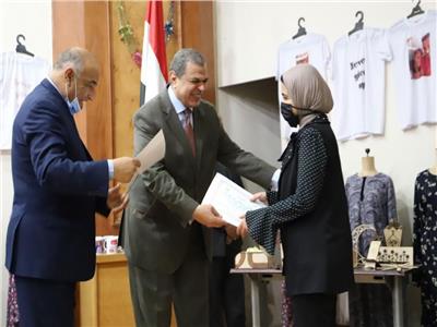 وزير القوى العاملة يسلم 40 شهادة لخريجي الدورات التدريبية بالقاهرة| صور