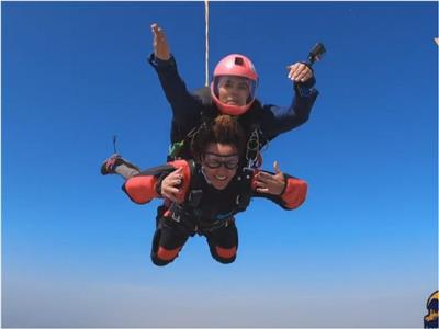 شاهد|الفنانة علا رشدي توجه رسالة قوية بعد قفزة الـ" skydiving" 