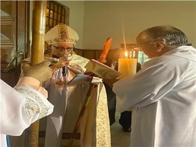 أجراس الكاتدرائية الأسقفية تدق وتعلن بدء قداس عيد القيامة 