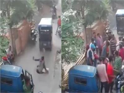 بسبب الموبايل سقوط سيدة هندية في بالوعة صرف | فيديو
