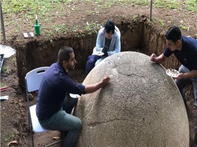 العثور على كرة حجرية عملاقة غامضة في كوستاريكا | صورة   