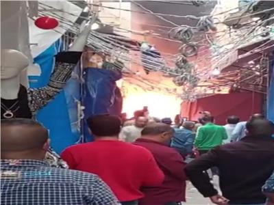 إصابة 10 أشخاص في حريق هائل بسوق المنشية في الإسكندرية | صور