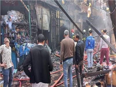 ندب خبراء الأدلة الجنائية لكشف أسباب حريق سوق المنشية بالإسكندرية  