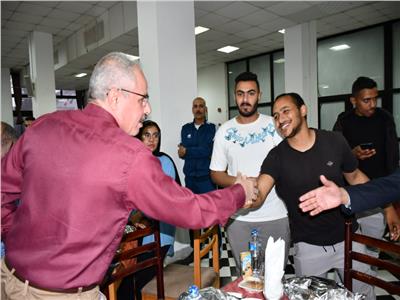 رئيس جامعة القناة يشارك أبناءه إفطار اتحاد الطلاب