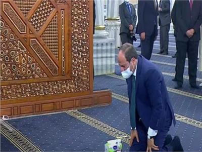 الرئيس السيسي يؤدي صلاة «تحية المسجد» خلال تفقد أعمال تطوير مسجد الحسين