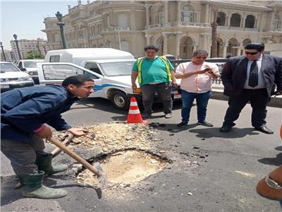 إصلاح هبوط أرضي أمام مبنى الجامعة العربية بميدان التحرير