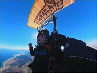 رضوى حسن تقفز بالمظلة فوق ارتفاع 14 ألف قدم بنويبع | فيديو