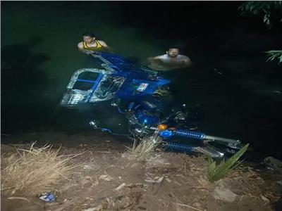 الصور الأولى لغرق تروسيكل به 13 طفلا بترعة في البحيرة.. وانتشال 8 جثث