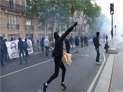 وسط أعمال عنف .. الآلاف يشاركون في احتجاجات بمناسبة عيد العمال في فرنسا | فيديو