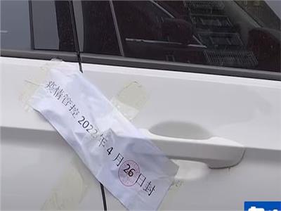 صيني يحبس نفسه داخل السيارة 10 ساعات بسبب كورونا