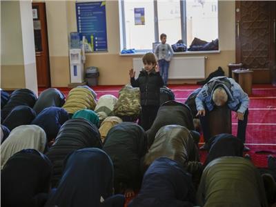 بالرغم من ويلات الحرب .. المسلمون في أوكرانيا يحتفلون بصلاة عيد الفطر | صور