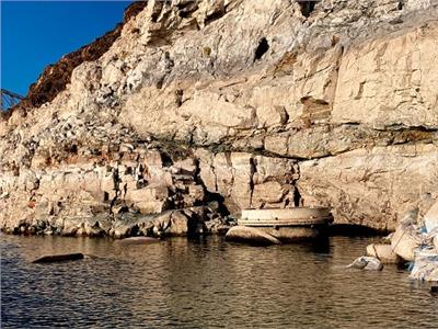 جفاف بحيرة في الولايات المتحدة يكشف عن مقبرة تحت الماء