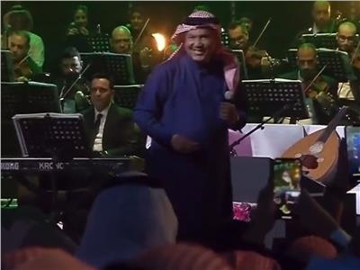 لأول مرة.. شاهد رقص الفنان العربي «محمد عبده» على موسيقى «فوق هام السحاب»