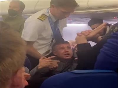 شجارعنيف بين ركاب بريطانيين على متن طائرة من مانشستر| فيديو