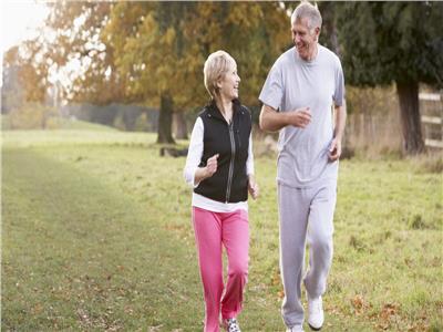 المشي السريع قادر على إبطاء علامات الشيخوخة