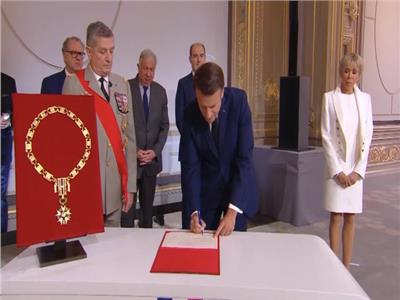رئيس المجلس الدستوري الفرنسي يُقلد ماكرون بـ«جوقة الشرف الأرفع»