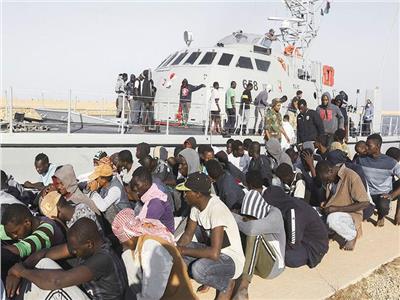 كانوا في طريقهم لأوروبا .. حرس السواحل الليبي ينقذ 83 مهاجرًا 