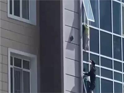 عمل بطولي.. شاب ينقذ طفلة قبل سقوطها من الطابق الـ8 | فيديو  