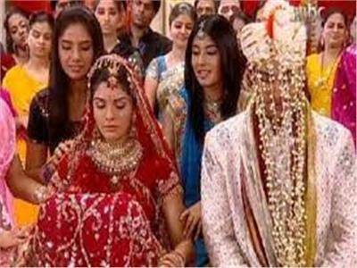 انقطاع الكهرباء يتسبب في زواج شقيقتين من العريس الخطأ بالهند