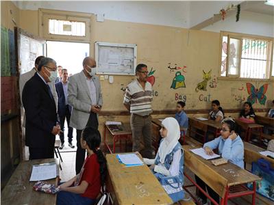 محافظ المنيا يتابع امتحانات الفصل الدراسي الثاني للمرحلة الإبتدائية