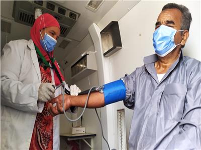 الكشف وتوفير العلاج لـ1100 مواطن ضمن قافلة طبية بقرية الأنصار في بني سويف