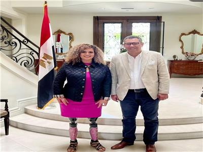 القنصل المصري بلوس أنجلوس يلتقي بالمصرية المدافعة عن حقوق ذوي الإعاقة