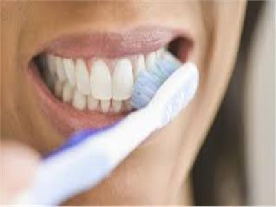 طبيب يحذر من أضرار تنظيف الأسنان بالفرشاة بعد الفطور