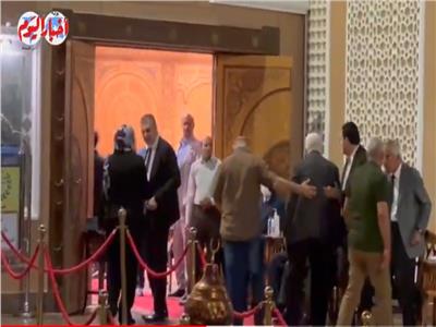 الإعلامي عمرو الليثي يقدم واجب العزاء في سمير صبري | فيديو 