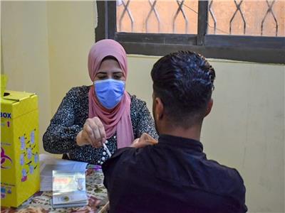  جهود مكثفة للفرق الطبية لتطعيم المواطنين بلقاح كورونا في الشرقية