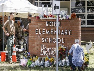  متأثرا بالصدمة جراء مقتلها .. وفاة زوج المعلمة في مدرسة تكساس