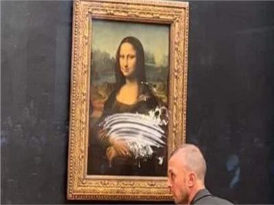 زائر يفسد مظهر لوحة الموناليزا في متحف اللوفر 