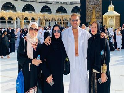 مع عائلته.. رامي صبري يودي العمرة لشقيقه الراحل
