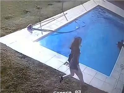 لحظة درامية.. طفل ينقذ كلبا من الغرق بعد سقوطه بحمام السباحة |صور وفيديو