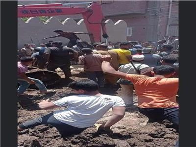 مصرع عامل انهارت عليه كتلة ترابية أثناء حفر مشروع بسوهاج