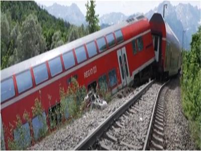شاهد| مقتل 4 أشخاص في خروج قطار عن مساره بألمانيا