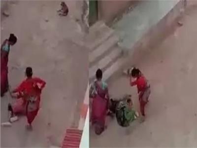 امرأة هندية تتعرض للضرب المبرح على يد زوجها وأخواته