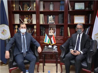 «وزير الآثار» يبحث سبل تعزيز التعاون السياحى مع سفير أوزبكستان بالقاهرة