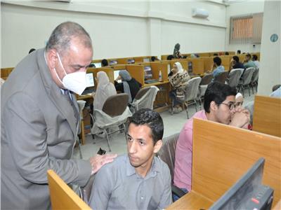 انتظام لجان الامتحانات بجامعة حلوان وسط تطبيق الإجراءات الاحترازية