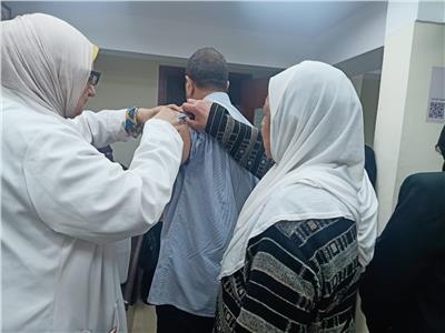 تطعيم المواطنين ضد كورونا خلال تحديث بيانات البطاقات التموينية بالإسكندرية