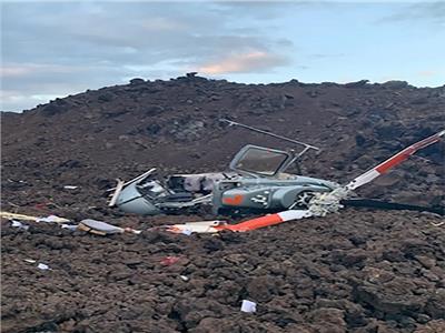في حقل للحمم البركانية .. تحطم طائرة هليكوبتر بجولة سايحية في هاواي 