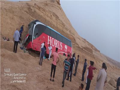 إصابة 24 راكبًا في حادث اصطدام أتوبيس سياحي بجبل في أبو زنيمة | صور
