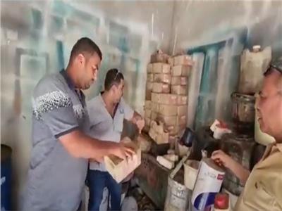 غلق وتشميع منشأة تعيد تعبئة «السيلر» لإعادة بيعه بالطالبية| فيديو