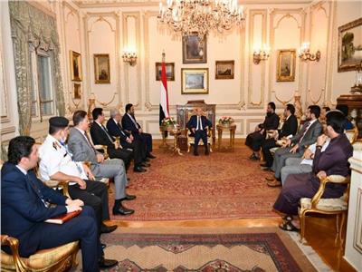 رئيس مجلس القيادة الرئاسي يستقبل ممثلين عن جرحى المقاومة اليمنية