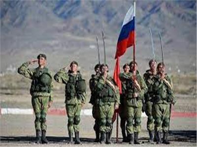 القوات العسكرية الروسية تسلم مساعدات غذائية وطبية لسكان القامشلي