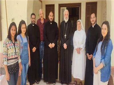 الأنبا باسيليوس يتفقد مكتب التعليم المسيحي في المنيا