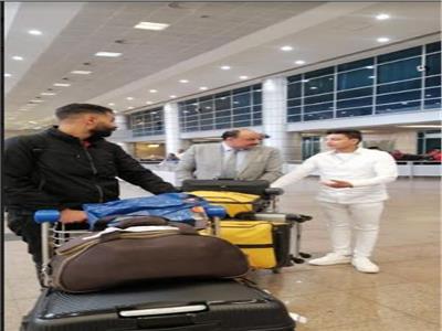 وصول الطالبين المصريين المحررين من الاختطاف بجنوب أفريقيا لمطار القاهرة 