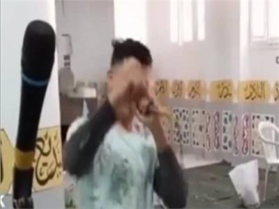 شاب يرقص على أغاني شعبية داخل مسجد.. والأمن يفحص الواقعة | فيديو 
