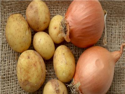 «منها البطاطس والبصل» .. قائمة بالمواد الغذائية التي بدأت بالنفاذ من بعض دول العالم