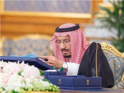 الملك سلمان يترأس اجتماع مجلس الوزراء السعودي في قصر السلام بجدة